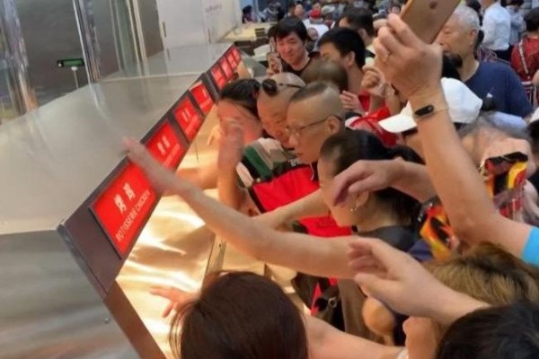 Debut de Costco en China causa frenesí y peleas entre clientes