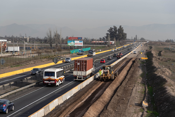 <p>Actualmente también se está trabajando en la construcción de 35 kilómetros de terceras pistas.</p>