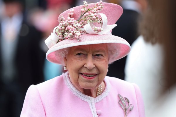 Isabel II aprueba formalmente la suspensión del parlamento británico