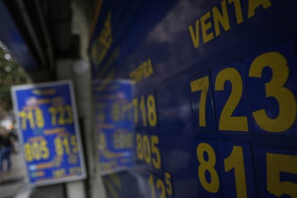 Dólar continúa subiendo se afirma sobre los $ 720