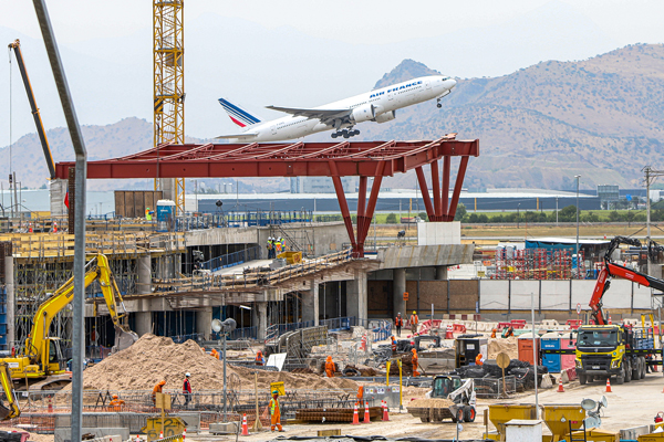 Migrantes “irregulares” en el aeropuerto: la trama que se destapó en la construcción del nuevo terminal
