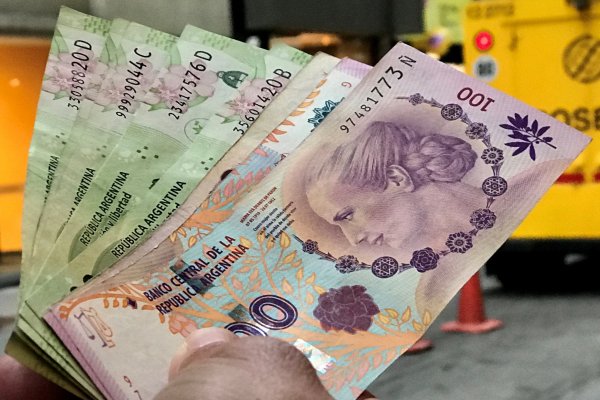 El llamado "dólar blue" sube a 63 pesos en Argentina tras medidas de Macri