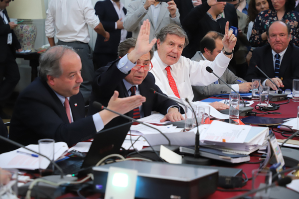 <p>Unas dos horas dedicó el ministro del Trabajo, Nicolás Monckeberg, a plantear las críticas a la iniciativa del PC. Foto: Rodolfo Jara</p>