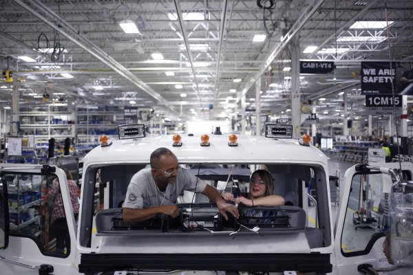 Manufacturas en EEUU se contraen en agosto por primera vez en tres años