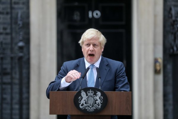 Primer ministro británico pierde mayoría en el Parlamento tras renuncia de diputado conservador