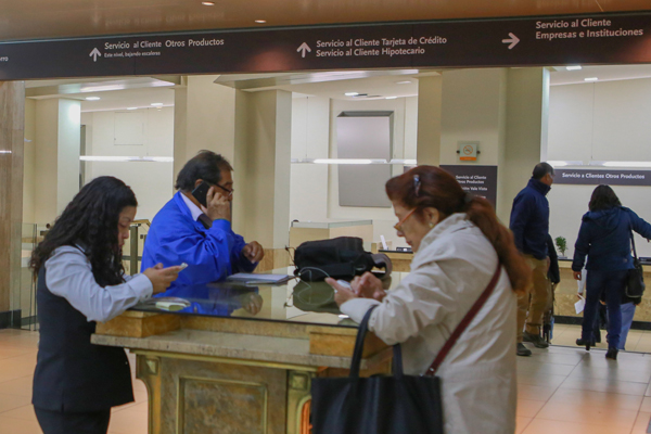 Presentan proyecto que prohíbe uso de celulares en los bancos