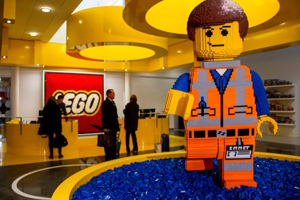 Lego se dispone a abrir 160 tiendas mientras navega las turbulencias de la industria