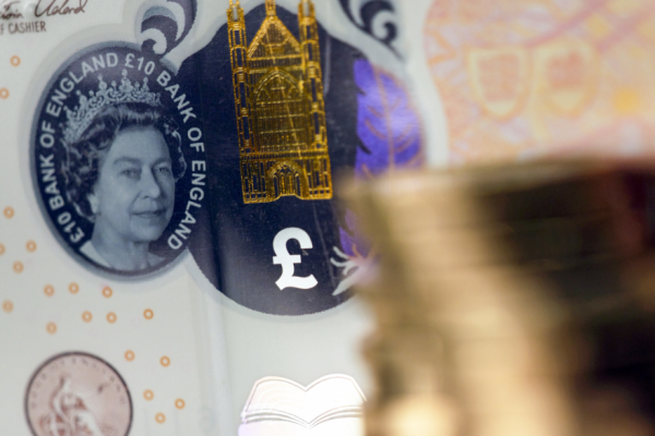 Libra esterlina salta ante potencial postergación del Brexit