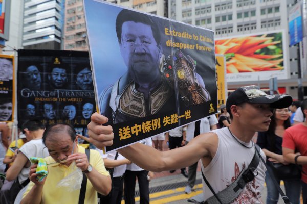 Líder hongkonesa retira polémico proyecto de ley para frenar la violencia