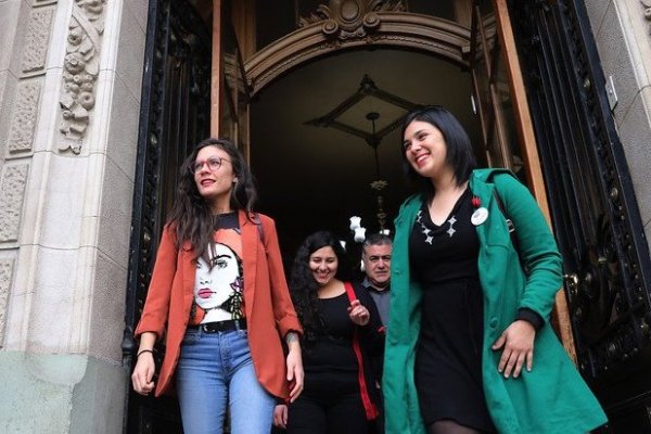 <p>Diputadas del PC se reúnen con intendenta de Santiago para abordar solicitud de permiso. Foto: Agencia Uno</p>