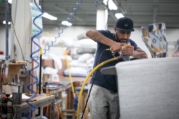 Economía de EEUU desacelera la creación de puestos de trabajo en agosto y desempleo se mantiene estable en 3,7%