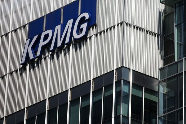 Socios de KPMG renuncian a la firma tras polémica por WhatsApp