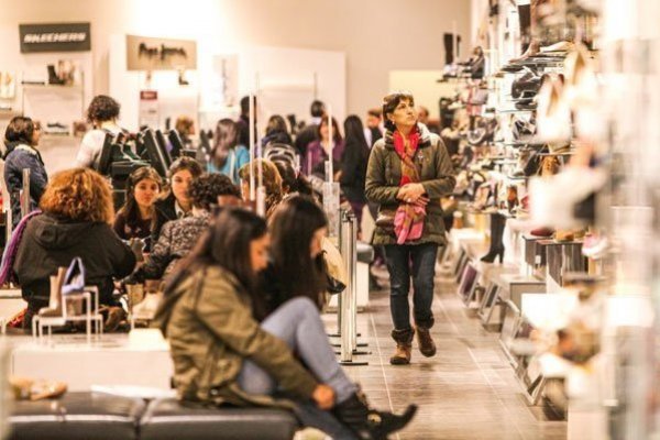 En comercio minorista: Valparaíso acentúa deprimidas ventas reales mientras que la Araucanía acelera el paso