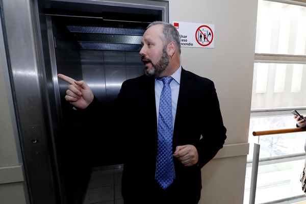 “Me enteré por la prensa”, la marca que inscribió Sebastián Dávalos Bachelet