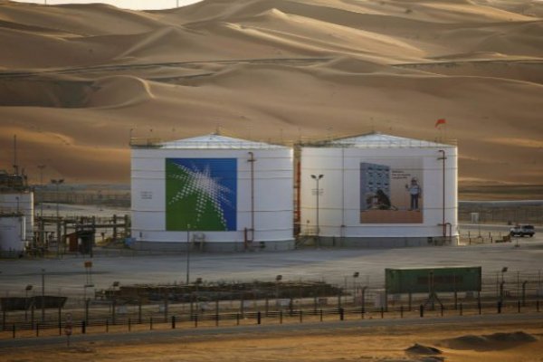 Aramco ficha nueve bancos para histórica apertura en bolsa
