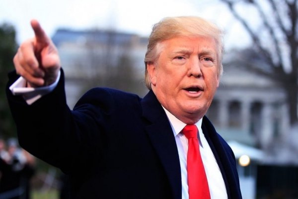 Trump ordena al Tesoro aumentar sustancialmente las sanciones contra Irán