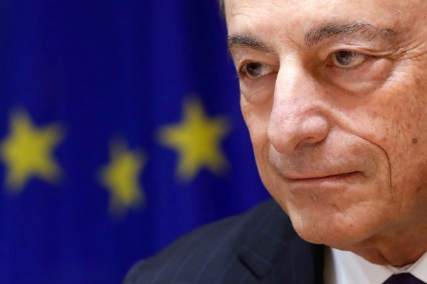 Draghi no ve signos de repunte de la economía de la zona euro en un futuro próximo
