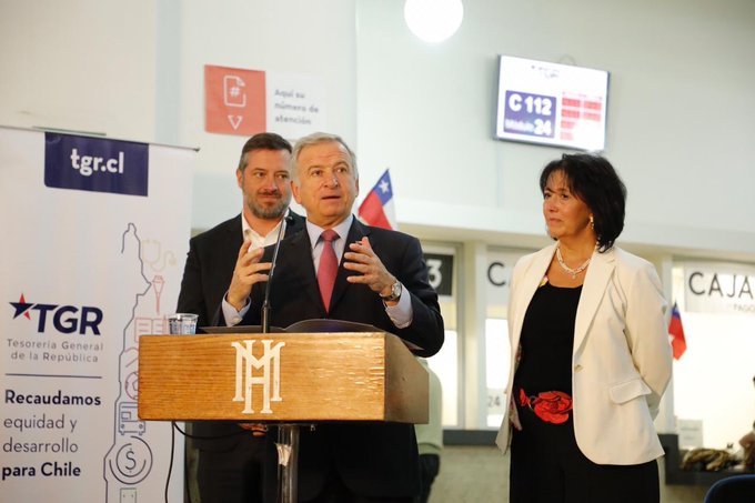 <p>Larraín informó sobre los beneficios en condonaciones tributarias junto a la tesorera general, Ximena Hernández, y el ministro de Desarrollo Social, Sebastián Sichel.</p>