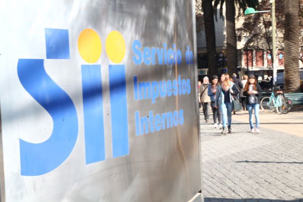 Senadores citan para hoy al director del SII