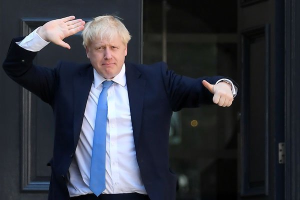 Boris Johnson adelanta regreso a Londres para hacer frente a las peticiones de dimisión