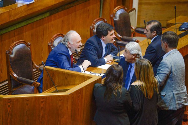 <p>El ministro Prokurica en la sesión donde se votó el proyecto de ley. Foto: Agencia Uno </p>