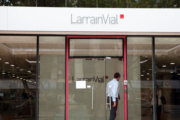 Pugna entre Vial y Mosa en Colo-Colo arrastra a LarrainVial: CMF la multa por uso de votos de clientes sin autorización