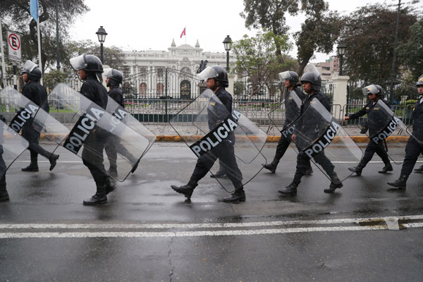Batalla política entre Vizcarra y el Congreso divide a expertos sobre impacto económico en Perú