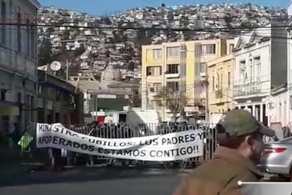 <p>Ahora en DF: Con mucha seguridad recibe el Congreso de Valparaíso a la ministra de Educación</p>