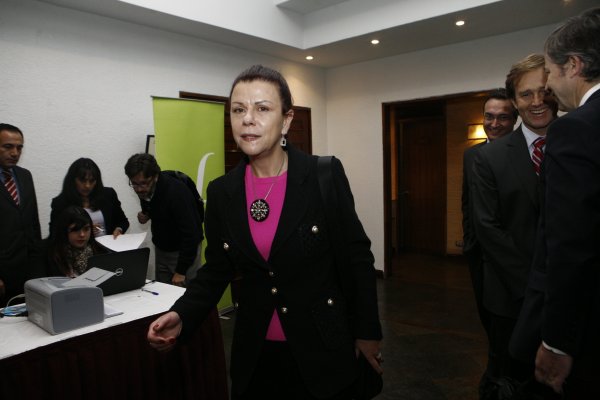 INTERACTIVO| Los hitos de las disputas de Cecilia Karlezi en Clínica Las Condes
