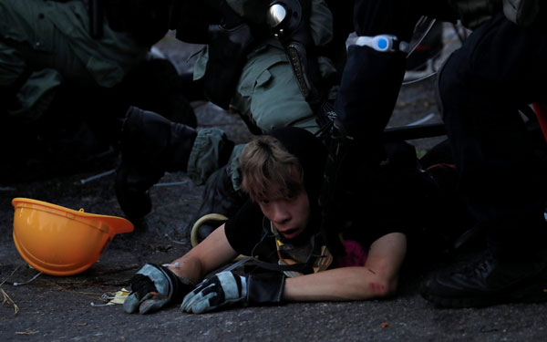 Escalada de violencia en Hong Kong deja un manifestante baleado