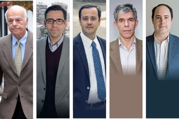 <p>Joseph Ramos, Vicepresidente de la Comisión Nacional de Productividad (CNP). Sergio Urzúa, Consejero de la CNP, investigador Clapes UC. Cristóbal Huneeus, Socio y director Data Sciences de Unholster. Osvaldo Larrañaga, Director de la Escuela de Gobierno de la UC. Tomás Rau, Profesor asociado y director de postgrados del Instituto de Economía de la UC.</p>