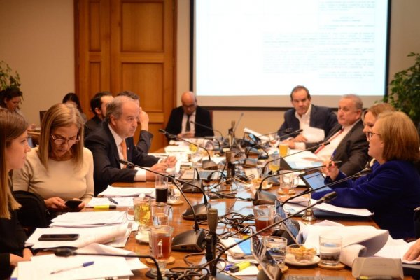Humo blanco: tras un año comisión de Trabajo del Senado despacha proyecto de sala cuna universal