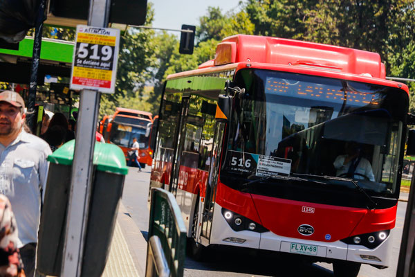 ExTransantiago: gobierno negocia que nuevas empresas operen algunos recorridos de Express