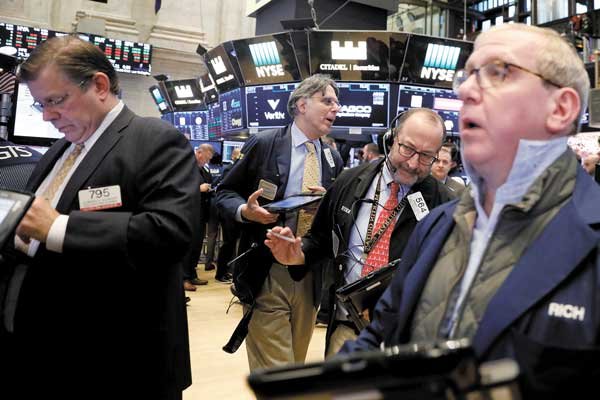 Wall Street toma un giro optimista con los ojos puestos en la Fed, pero Chile pierde terreno
