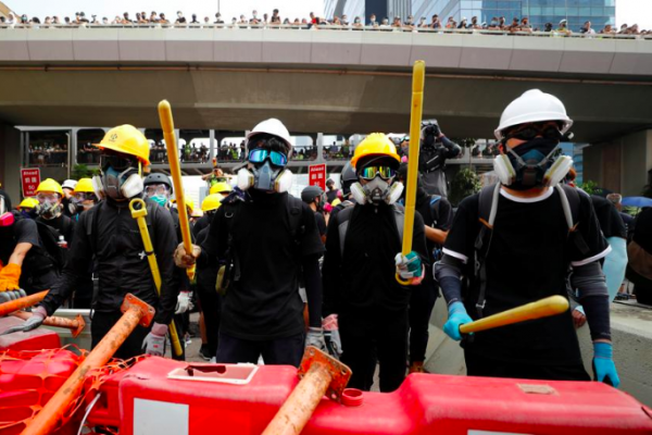 <p>Hong Kong: se intensifican las protestas por ley anti-máscaras</p>
