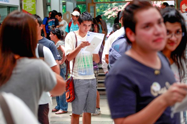 Migración y más jóvenes universitarios: las razones de la afiliación cada vez más tardía al sistema de AFP