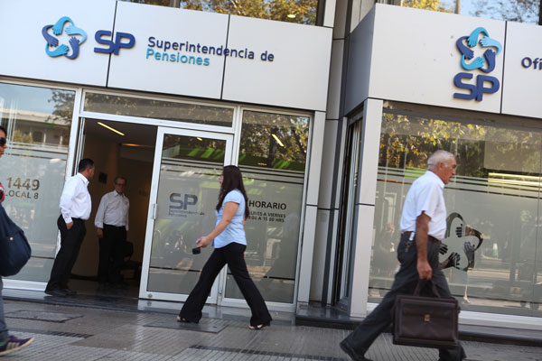 Pensiones: regulador y AFP afinan puesta en marcha de nuevos beneficios a la clase media