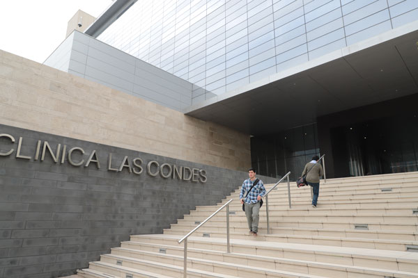 Andrés Navarro y director de los médicos cuestionan oferta de Karlezi por Clínica Las Condes