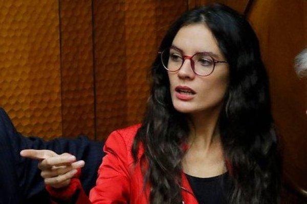 <p>Camila Vallejo critica al gobierno por mesa técnica: "Se enredan e improvisan"</p>