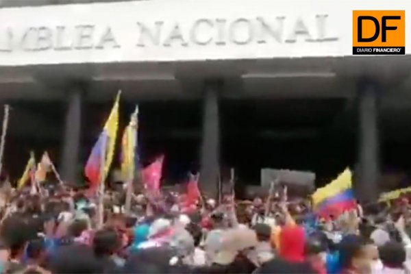 <p>Ahora en DF: Manifestantes indígenas toman la Asamblea Nacional de Ecuador</p>