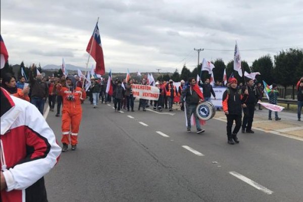<p>Los sindicatos de Ventanas, apoyados por otras organizaciones, realizaron ayer la primera manifestación por eventual cierre de Ventanas. Foto: Agencia Uno </p>