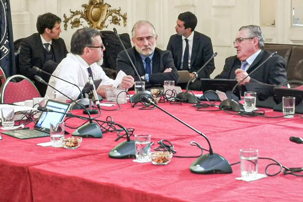 Senadores oficialistas y opositores abren diálogo para buscar opciones a integración tributaria