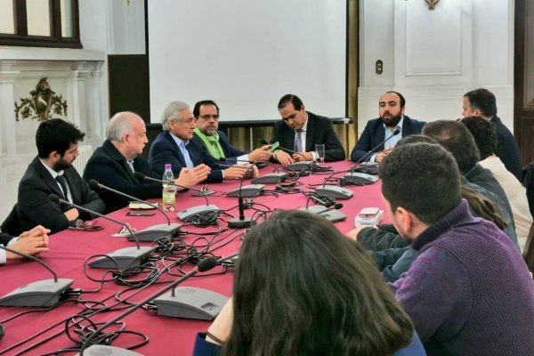 <p>Dirigentes de oposición comprometieron su apoyo al proyecto de rebaja de jornada laboral a 40 horas</p>