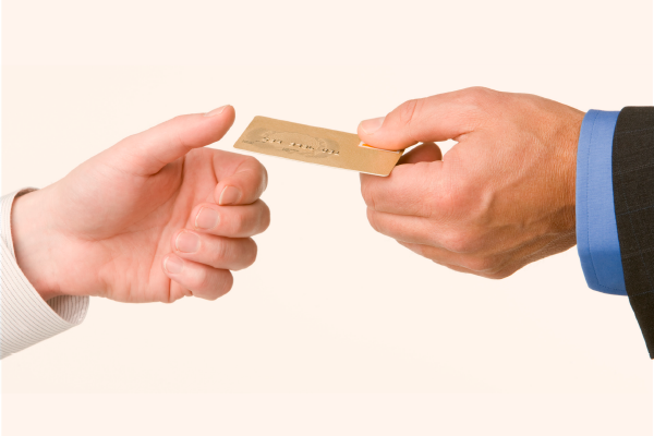 Cámara aprueba indicación que prohíbe ofertas atadas a tarjetas