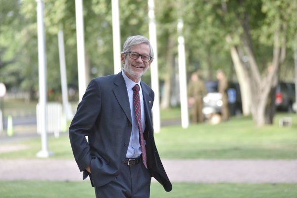 Ministro Fontaine: "Vamos a demostrarle al FMI que los chilenos podemos hacerlo mejor de lo que ellos están planteando"