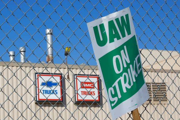 General Motors y sus trabajadores llegan a un acuerdo provisional para terminar huelga