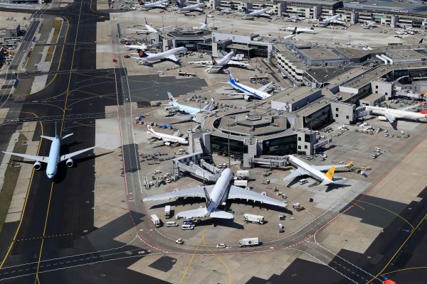 Alemania busca disminuir CO2 encareciendo viajes en avión, tasas de embarque subirán hasta 76%