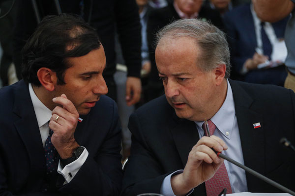 <p>El ministro del Trabajo, Nicolás Monckeberg, junto al subsecretario de la cartera, Fernando Arab. Foto: Agencia Uno </p>