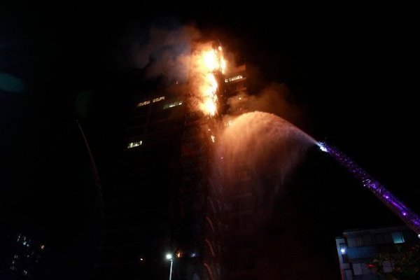 Edificio corporativo de Enel se incendia y empresa responsabiliza a grupo de desconocidos del ataque