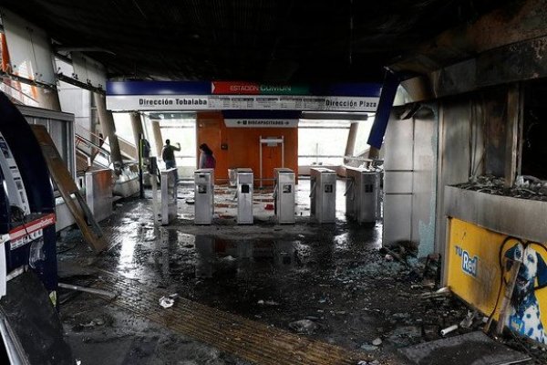 El despertar de Santiago: comienza la limpieza de Metro y empresas hacen balances